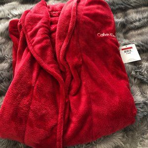 Calvin Klein – Plush Shawl Collar Tie Robe